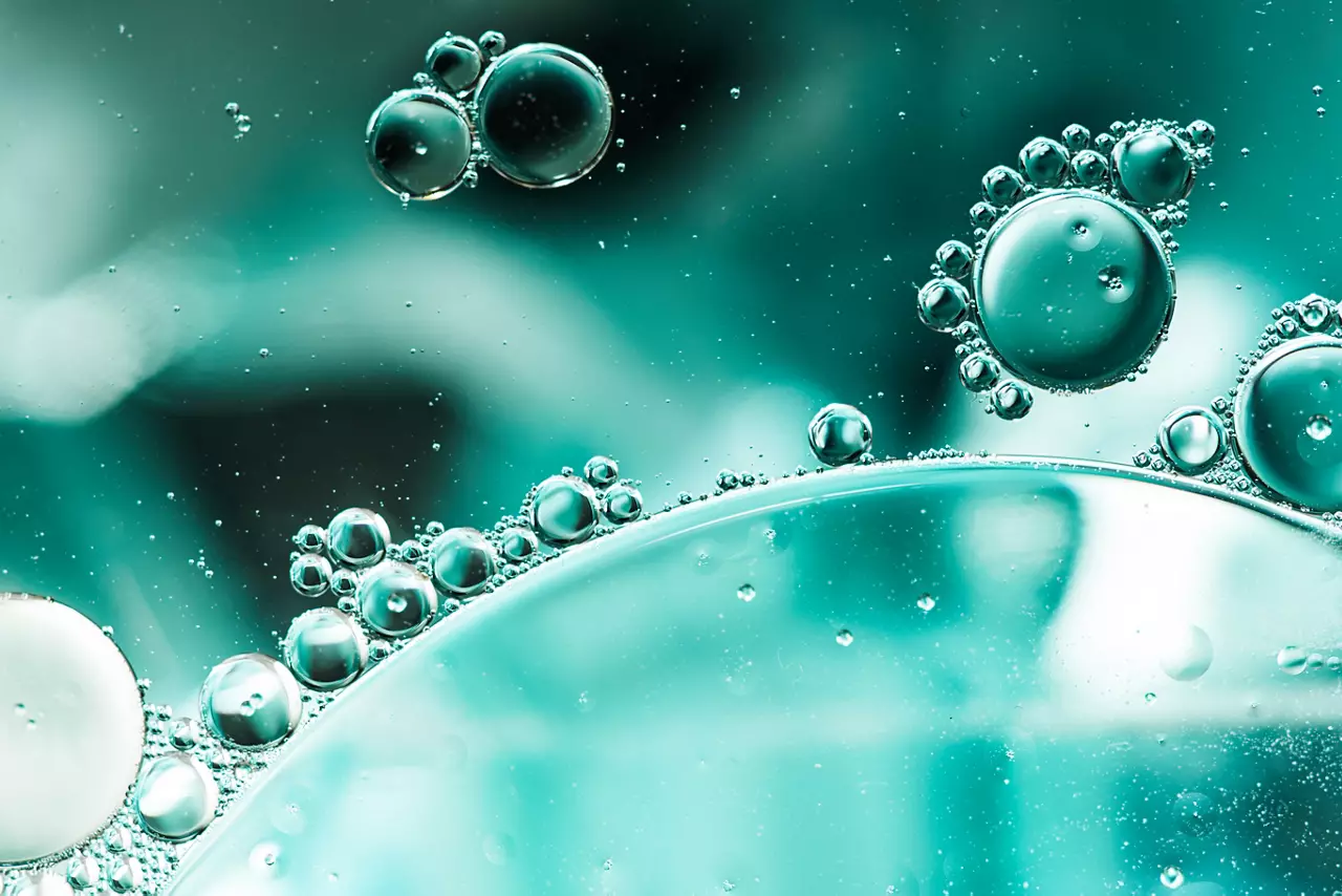 液状の緑いろの泡