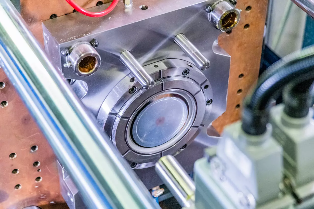 Injection molding robot 