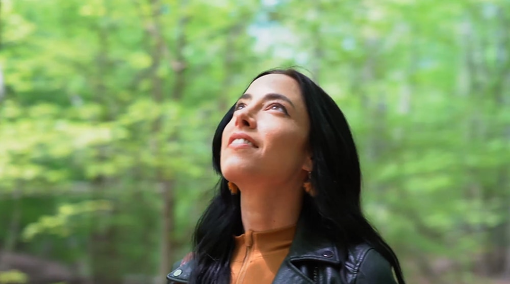 women looking up in the sky