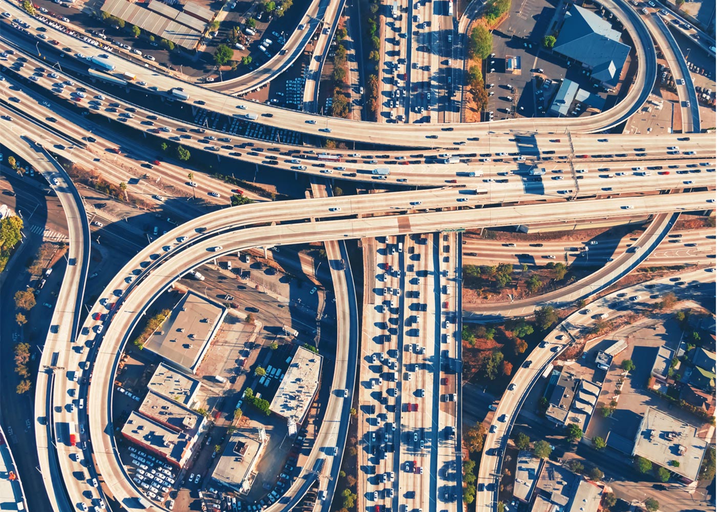 シリコーン技術が活用された車が走っている写真