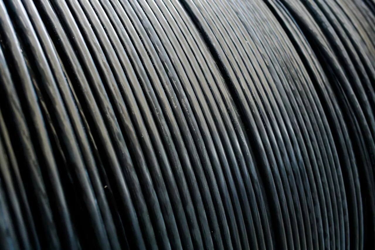 木盘上缠绕有新的黑色电缆。