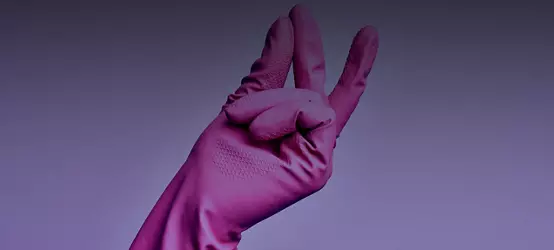 Luva de limpeza mesclada com fórmulas químicas.  