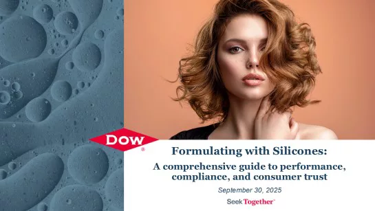 Hermosa mujer con cabello de jengibre rizado